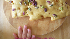 Gâteau au yaourt, farines riz-millet, pistaches, abricots secs au thé
