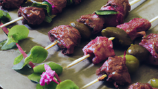 Brochettes de bœuf en robe de shiso