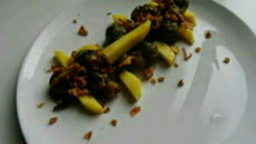 Choux de Bruxelles laqués, mangue et oignon frits