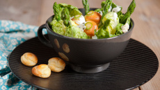 Salade d'asperges vertes aux petits choux et crème de Roquefort
