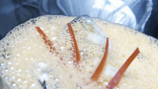 Huître pochée, écume de poivrons doux