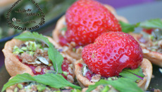 Tartelettes à la ciflorette, crumble pistache et graines de courge, et menthe