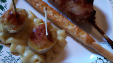 Brochette de blancs de poulet / magret de canard fumé et son gratin de pâtes