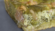 Quiche au saumon, pesto de fenouil et pignons de pin