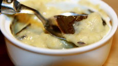 Petites crèmes à la banane sous croûte de chocolat (sans œuf)