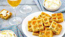 Mini gaufres au cidre, gingembre, coriandre et dip de cottage cheese au citron confit