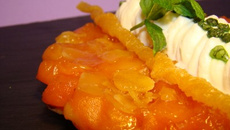 Tatin aux abricots et caramel d'orgeat, petite chantilly mentholée