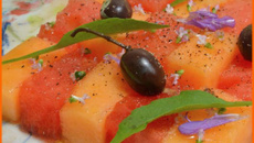 Salade de pastèque, melon, huile et olives de Nice AOP, roquettes à feuille d'olivier