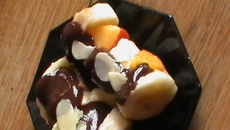Mini-brochettes bananes/nectarines sur une fondue de chocolat aux amandes