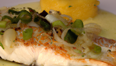 Filet de truite franc-comtoise, fondue de poireau et Julienne de Morteau, légèrement gratinée au Comté