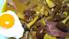 Le ragoût de girolles, œufs de ferme poché, jambon de cochon noir séché 20 mois