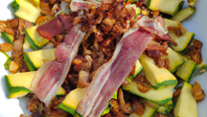 Salade de courgettes au bacon et pignons de pin