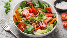 Salade complète de poulet grillé aux patates douces, avocat, tomates cerises et couscous