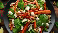 Salade de carottes rôties, pousses d'épinards, feta et noix
