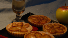 Tartes aux pommes maison avec sa petite compotée  de pommes au sucre vanillé