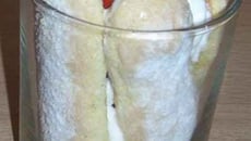 Verrine facon charlotte aux fraises