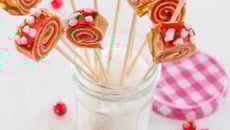 Petits roulés de crêpes à la confiture fraises et groseilles