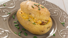 Pommes de terre farcies au fromage de féta et tomates séchées