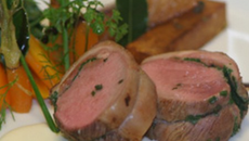 Rôti d'agneau de Pauillac en croûte de sel sauce mousseuse à l'ail confit