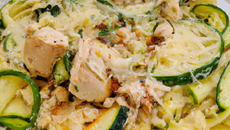 Salade de pâtes aux courgettes, poulet et parmesan