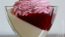 Panna cotta au chocolat blanc, cranberries en compote et en chantilly