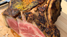 Cote de bœuf à la fleur de sel au barbecue charbon de bois