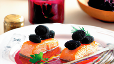Darnes de saumon à la confiture de mûres