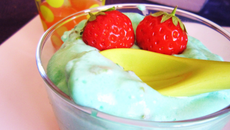 Soupe de fraises et mousse de pistache