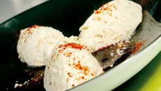 Quenelle de mousse de chocolat blanc au Piment d'Espelette et son coulis de fruit rouge