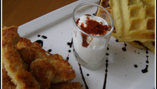 Gaufres de pommes de terre et nuggets de poulet