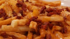 Poutine revisitée pour les français