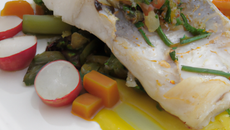 Filet de dorade à la vapeur de citronnelle, petits légumes vapeur et sauce gingembre