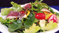 Salade  Sud Ouest de magrets de canard fumés à  la moutarde à l'ancienne Amora