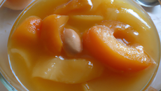 Compote de pêches aux amandes
