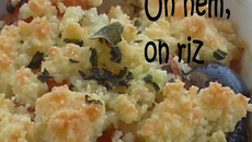 Crumble de tomates aux olives noires et au basilic