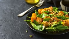 Salade de courge butternut rôtie et pousses d'épinard