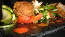 Sur sa salade de légumes marinés,beignets de volaille, langoustines et coulis de poivrons