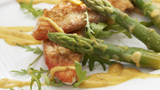 Asperges vertes en sauce douce aux pamplemousses et aux papayes