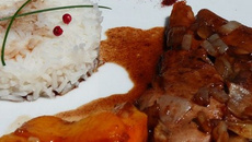 Aiguillettes de canard aux pêches, sauce miel et vinaigre balsamique