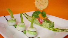 Déclinaison printanière autour des légumes : petits navets farcis à la purée de petits pois, semoule de chou-fleur au pesto de pousses d'épinard, filets de rouget Grondin grillés, et sucette de parmesan
