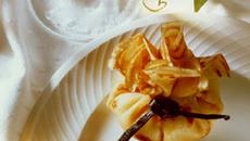 Aumônières de crêpes à la compote de pommes vanillée et caramel d'oranges