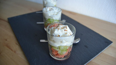 Verrine de saumon fumé, concombre et mousse de chèvre