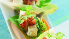 Feta et concassé de poivrons rouges sur feuilles d'endives