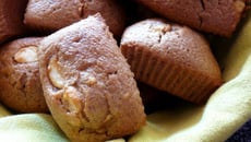 Moelleux au cola, chocolat blanc et noix de Macadamia