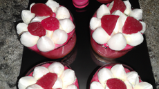 Mousse framboise chantilly à la rose