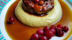 Petite tatin de lapin au caramel de porto et sa crème de vanille bourbon aux groseilles, purée de patate douce revisitée à l'ananas