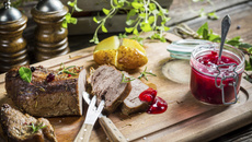 Rôti de biche en sauce