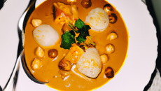 Curry chu chi de noix de saint-jacques et de poisson