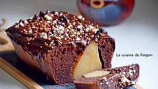 Gâteau au chocolat et poires entières