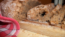 Pain "noir" aux graines